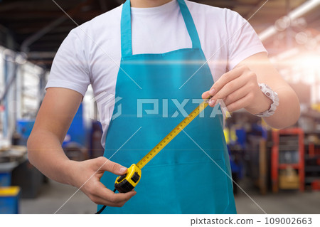 The master shows a measuring tape . The master shows a measuring tape . 109002663