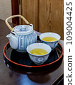 [Street Corner Snap] Teapot and tea served at a soba restaurant 109004425