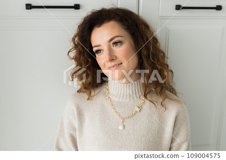 Close-up female in modern gold metal necklace chain with pearl pendant 109004575