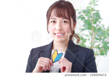 有初學者標記的微笑的女人 109004618