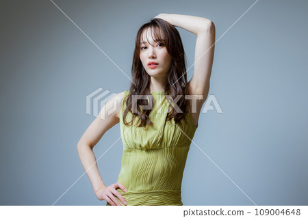 穿著黃綠色衣服的女人 109004648