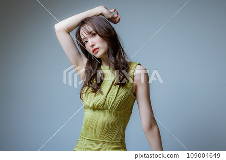 穿著黃綠色衣服的女人 109004649