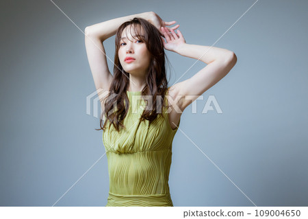穿著黃綠色衣服的女人 109004650