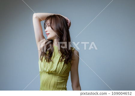 穿著黃綠色衣服的女人 109004652