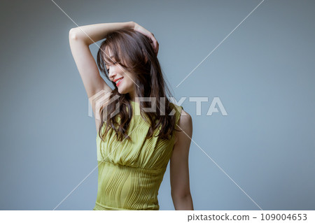 穿著黃綠色衣服的女人 109004653