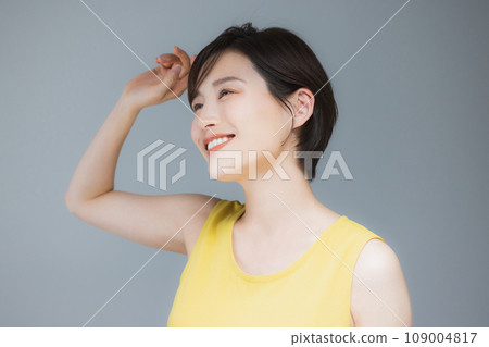 Yellow sleeveless woman Yellow sleeveless woman 109004817