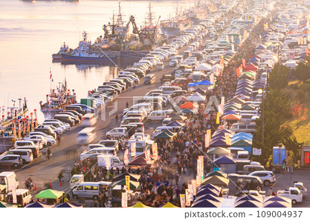 "Aomori Prefecture" Scenery of Tatehana Pier Morning Market, one of the largest morning markets in Japan, Hachinohe City 109004937