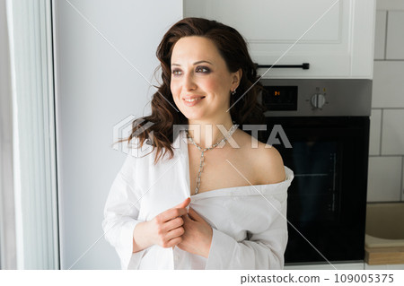 Close-up woman wears massive chain on neck, metal necklace. Modern jewellery concept Close-up woman wears massive chain on neck, metal necklace. Modern jewellery concept 109005375