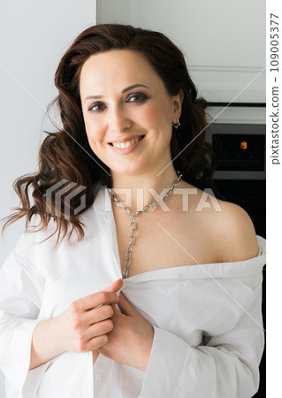 Close-up woman wears massive chain on neck, metal necklace. Modern jewellery concept 109005377