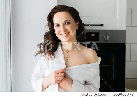 Close-up woman wears massive chain on neck, metal necklace. Modern jewellery concept 109005378