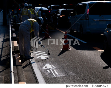 Painting work for road markings (bicycle navigation marks) 109005874