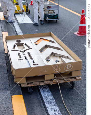 道路標記(自行車導航標記)的模板和油漆工作 道路標記(自行車導航標記)的模板和油漆工作 109005875