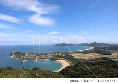 Keya Daimon's Itoshima Peninsula with its beautiful coastline 109006171