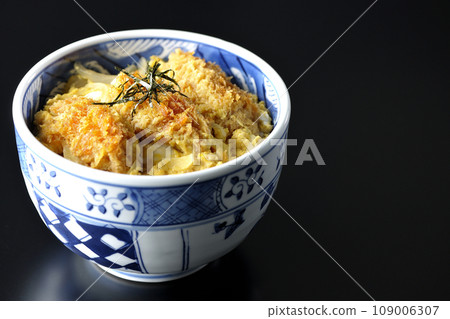 黑色背景下拍攝的煎牡蠣蛋 tojidon 109006307