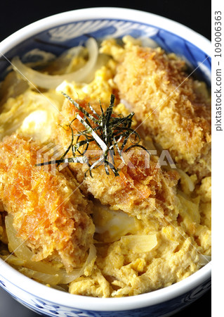 Overhead shot of fried oysters and egg tojidon against a black background Overhead shot of fried oysters and egg tojidon against a black background 109006363
