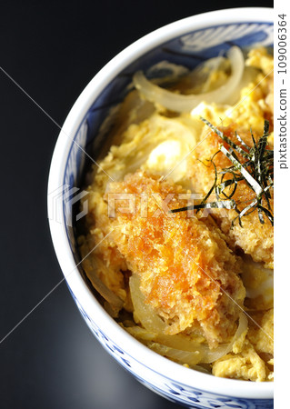 黑色背景下炸牡蠣和雞蛋托吉登的頭頂照片 109006364
