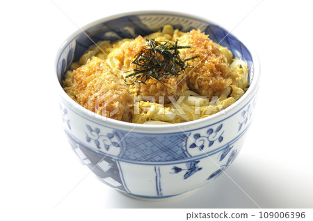 白色背景下拍攝的煎牡蠣蛋 tojidon 109006396
