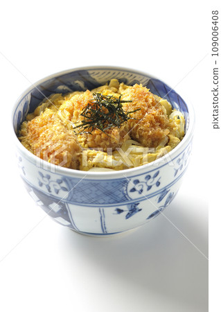 白色背景下拍攝的煎牡蠣蛋 tojidon 109006408