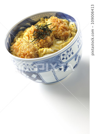 白色背景下拍攝的煎牡蠣蛋 tojidon 109006413