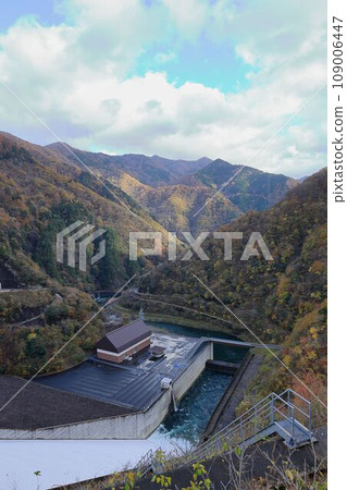 Tokuyama dam and autumn leaves 109006447