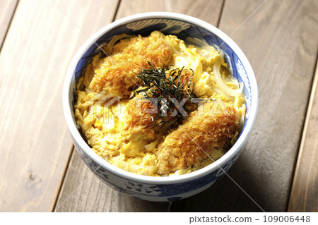 Overhead shot of fried oysters and egg tojidon 109006448
