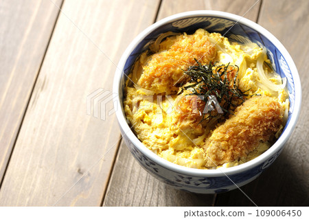 Overhead shot of fried oysters and egg tojidon 109006450