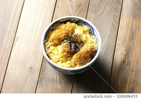 炸牡蠣和雞蛋 tojidon 的俯視圖 炸牡蠣和雞蛋 tojidon 的俯視圖 109006455