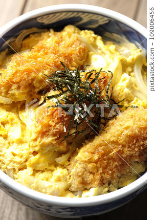 炸牡蠣和雞蛋 tojidon 的俯視圖 炸牡蠣和雞蛋 tojidon 的俯視圖 109006456