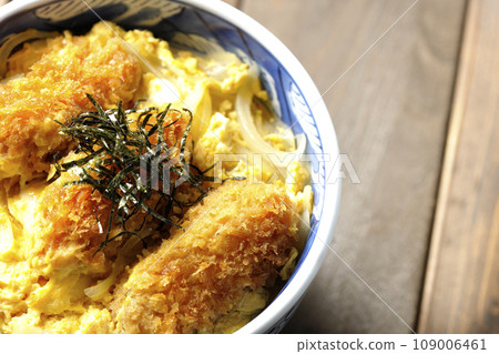 炸牡蠣和雞蛋 tojidon 的俯視圖 炸牡蠣和雞蛋 tojidon 的俯視圖 109006461