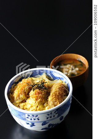 Fried oysters with egg and miso soup with seaweed and green onion 109006502