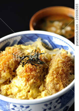 煎牡蠣蛋海帶蔥味噌湯 煎牡蠣蛋海帶蔥味噌湯 109006503