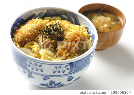 Fried oysters with egg and miso soup with seaweed and green onion 109006504