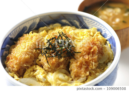 Fried oysters with egg and miso soup with seaweed and green onion 109006508