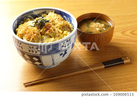 Fried oysters with egg and miso soup with seaweed and green onion 109006513