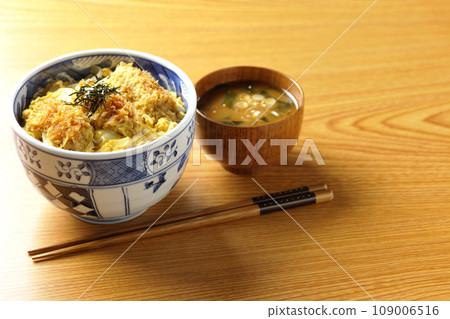 Fried oysters with egg and miso soup with seaweed and green onion 109006516