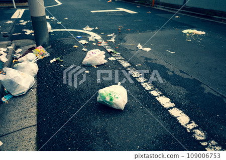 街角,垃圾散落在街道上。強調暖色和冷色。 街角,垃圾散落在街道上。強調暖色和冷色。 109006753