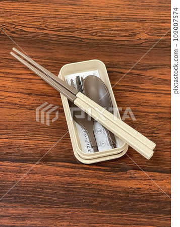 木桌上放置的筷子湯匙套裝 109007574