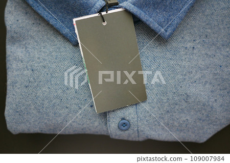 Blank price tag on shirt  109007984