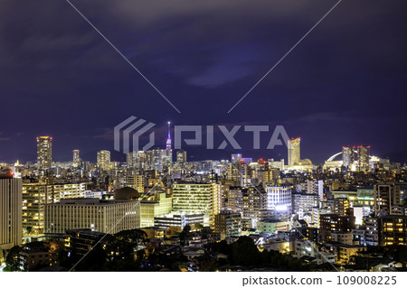 Beautiful night view of Fukuoka (Fukuoka City, Fukuoka Prefecture) Beautiful night view of Fukuoka (Fukuoka City, Fukuoka Prefecture) 109008225