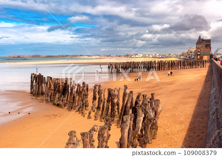 Wooden breakwater and beach, Saint-Malo, Brittany, France Wooden breakwater and beach, Saint-Malo, Brittany, France 109008379