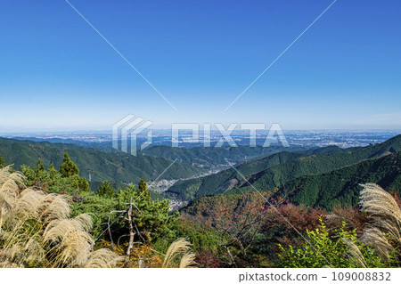 從禦嶽山纜車眺望筑波山 東京禦嶽山車站廣場 從禦嶽山纜車眺望筑波山 東京禦嶽山車站廣場 109008832