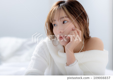 美麗的女人穿著白色的毛衣 109008837