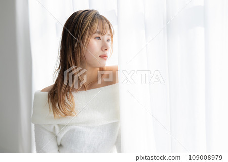 Beauty A woman wearing a white sweater 109008979