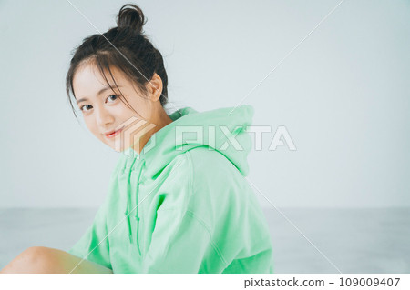 穿著運動衫、綁著髮髻的女孩 109009407