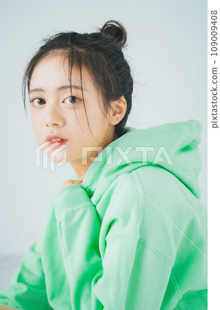 穿著運動衫、綁著髮髻的女孩 109009408