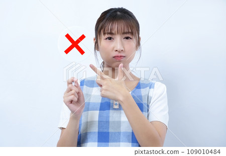 穿著圍裙的女人拿著十字板的圖片 109010484