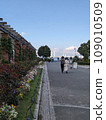 Tourists strolling through the Summer Flower Museum 109010509