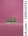 Christmas tree with decrorate items and giftbox.3D render 109010741
