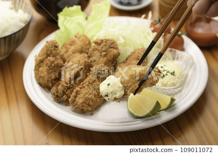 將塔塔醬加入炸好的牡蠣中 將塔塔醬加入炸好的牡蠣中 109011072