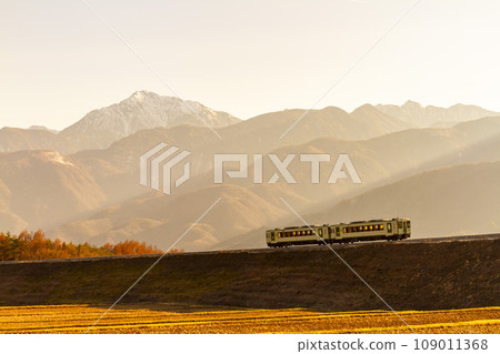 黃昏時分穿過山梨縣北斗市小淵的小海線列車 109011368